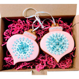 Zwei große Weihnachtsbaum-Anhänger aus Lebkuchen in Geschenkbox 22 x 15,5 x 5 cm