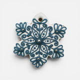 Weiße Schneeflocken aus Lebkuchen, verziert mit blauer Zuckerglasur und silbernen Zuckerperlen. Kann an den Weihnachtsbaum gehängt werden. Die Schneeflocken sind freihändig verziert, jedes Stück ist ein bisschen anders.
Hersteller: Festkeks Lebkuchen- und Keksmanufakur