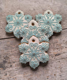 Weiße Schneeflocken aus Lebkuchen, verziert mit blauer Zuckerglasur und silbernen Zuckerperlen. Kann an den Weihnachtsbaum gehängt werden. Die Schneeflocken sind freihändig verziert, jedes Stück ist ein bisschen anders.
Hersteller: Festkeks Lebkuchen- und Keksmanufakur