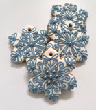 Weiße Schneeflocken aus Lebkuchen, verziert mit blauer Zuckerglasur und silbernen Zuckerperlen. Kann an den Weihnachtsbaum gehängt werden. Die Schneeflocken sind freihändig verziert, jedes Stück ist ein bisschen anders.
Hersteller: Festkeks Lebkuchen- und Keksmanufakur