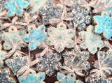 Weiße Schneeflocken aus Lebkuchen, verziert mit blauer Zuckerglasur und silbernen Zuckerperlen. Kann an den Weihnachtsbaum gehängt werden. Die Schneeflocken sind freihändig verziert, jedes Stück ist ein bisschen anders.
Hersteller: Festkeks Lebkuchen- und Keksmanufakur