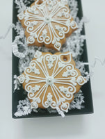 Weihnachtsgeschenk aus Lebkuchen im Geschenkkarton (11x18cm) von Festkeks -weiß, silber