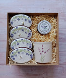 Lavendel-Geschenkset: Kekse, Tasse, Honig. Geschenkkarton: 25x25x12 cm