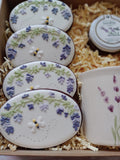 Lavendel-Geschenkset: Kekse, Tasse, Honig. Geschenkkarton: 25x25x12 cm