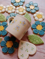 Geschenkset mit blauen Blumenkeksen (10 Kekse) und 1 handbemalter Teetasse. Geschenkkarton: 25x25x12 cm