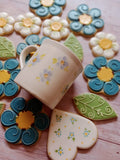 VEGAN Geschenkset mit blauen Blumenkeksen (10 Kekse) und 1 handbemalter Teetasse. Geschenkkarton: 25x25x12 cm