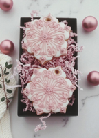 Weihnachtsgeschenk aus Lebkuchen im Geschenkkarton (11x18cm) von Festkeks -rosa