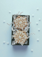 Weihnachtsgeschenk aus Lebkuchen im Geschenkkarton (11x18cm) von Festkeks -weiß, silber