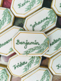 Namenskarte mit Zweigen und Blättern, weiß, gold, grün, 9 cm - Fest Keks : Lebkuchen & Kekse für alle festlichen Anlässe