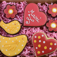Handmade Geschenk zum Muttertag. Vögel, Herzen, Blumen Cookies im Geschenkkarton mit Grußkarte.