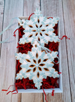 2 * riesige Lebkuchen-Schneeflocken (18 cm) als Weihnachtsbaumanhänger im Geschenkkarton (27*18cm) & elegante Postkarte (20*20 cm)