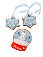 Lebkuchen Schneekugel mit Schneemann & Schneeflocken Anhänger im Geschenkkarton, personalisierbar