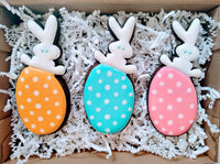 Ostergeschenk-Set 3 Cookies Häschen auf den Eiern im Geschenkkarton (20*16*4 cm) mit Satinband + Grußkarte Personalisierbar