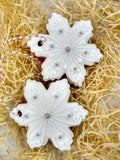 weiße Schneeflocke mit Zuckerperlen Lebkuchen Anhänger