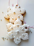 weiße Schneeflocke mit Zuckerperlen Lebkuchen Anhänger