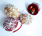 5 Stück 3D - Osterei Anhänger aus Lebkuchen, gefüllt mit Dragee Eier Farbe rot und natur Größe: 8 x 6 x 6 cm