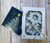 3 * große handdekorierte Schneeflocken (15 cm) im Geschenkkarton (22*17cm) & elegante Postkarte (20*20 cm)